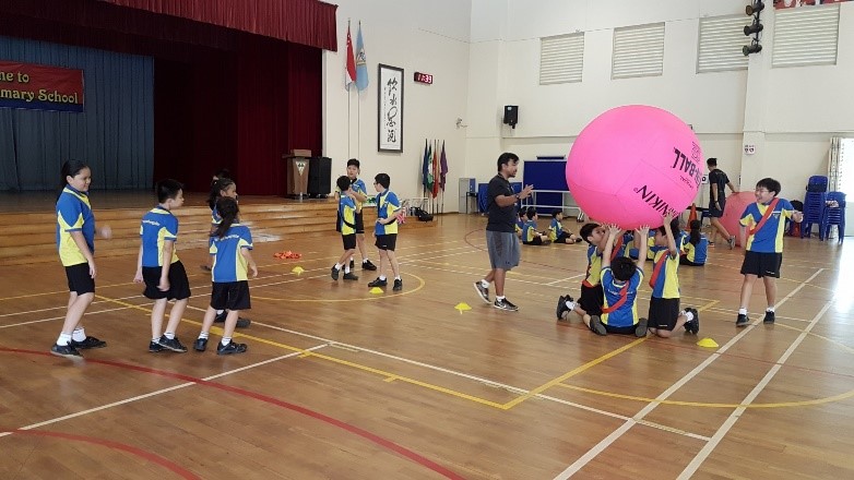 
Primary 5 pupils learning to play Kinball through the P5 SEP.
